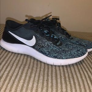 Woman’s size 8 Nike shoe